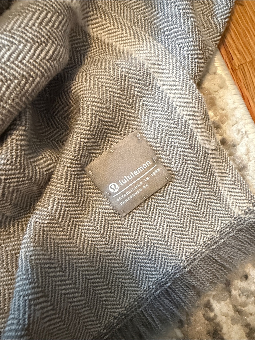 LULULEMON BLANKET SCARF - Picture 2 of 5